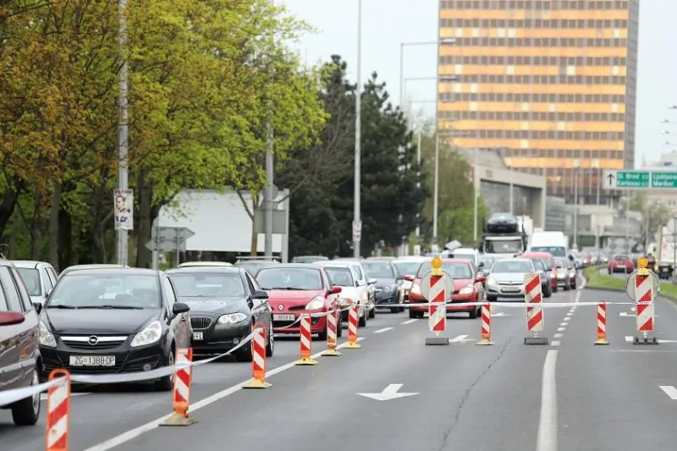 Velike gužve u prometu zbog rupetine na Slavonskoj aveniji