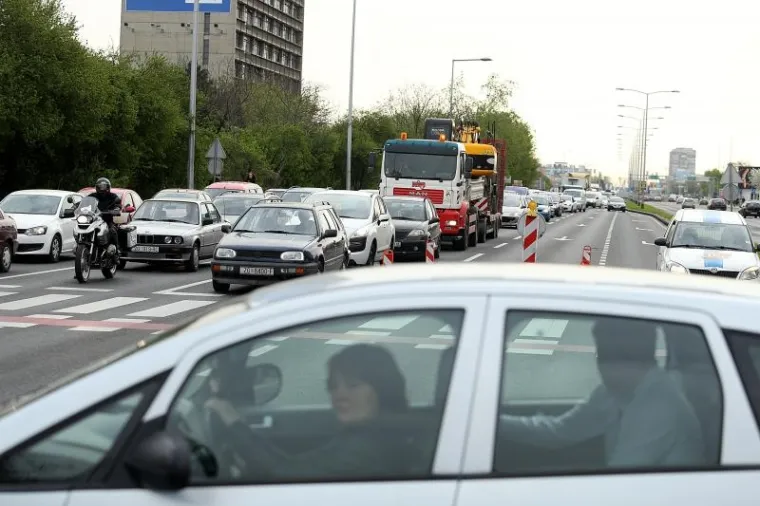 Velike gužve u prometu zbog rupetine na Slavonskoj aveniji