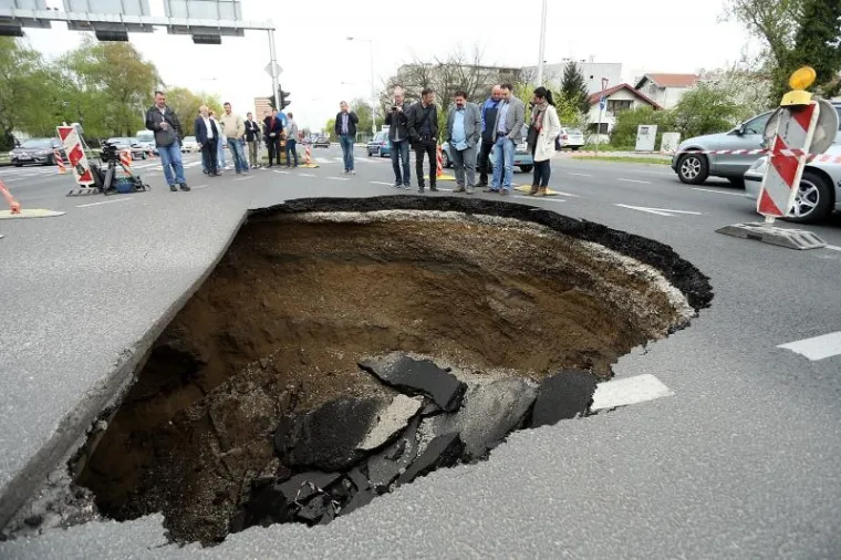 Velike gužve u prometu zbog rupetine na Slavonskoj aveniji