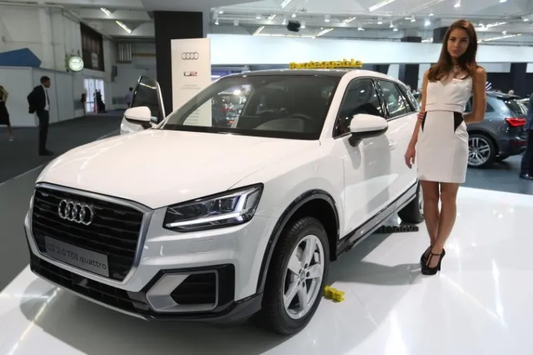 SEKSI STRANA AUTO SHOWA: Pogledajte prekrasne hostese koje će vas dočekati na Velesajmu