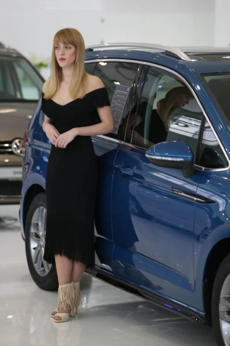 SEKSI STRANA AUTO SHOWA: Pogledajte prekrasne hostese koje će vas dočekati na Velesajmu