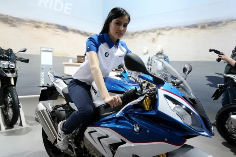 SEKSI STRANA AUTO SHOWA: Pogledajte prekrasne hostese koje će vas dočekati na Velesajmu