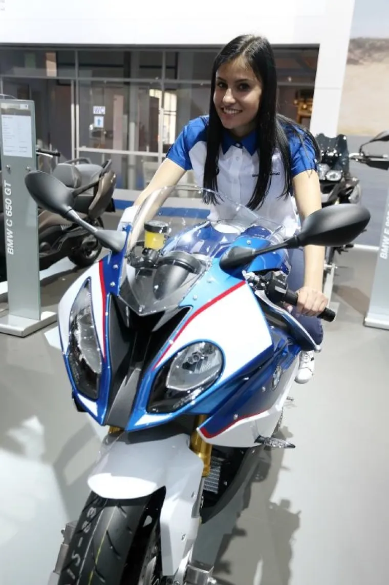 SEKSI STRANA AUTO SHOWA: Pogledajte prekrasne hostese koje će vas dočekati na Velesajmu