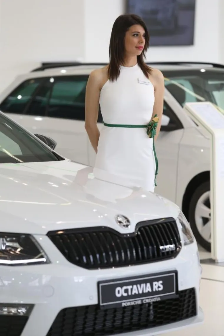 SEKSI STRANA AUTO SHOWA: Pogledajte prekrasne hostese koje će vas dočekati na Velesajmu