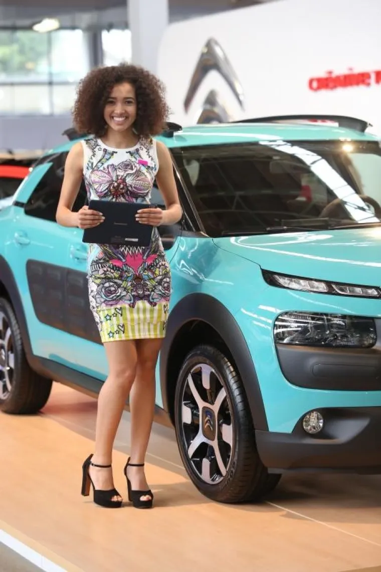 SEKSI STRANA AUTO SHOWA: Pogledajte prekrasne hostese koje će vas dočekati na Velesajmu