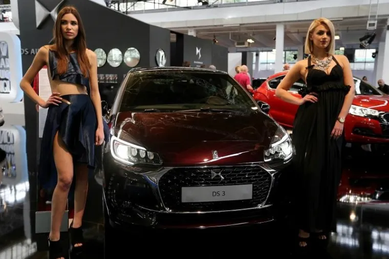 SEKSI STRANA AUTO SHOWA: Pogledajte prekrasne hostese koje će vas dočekati na Velesajmu