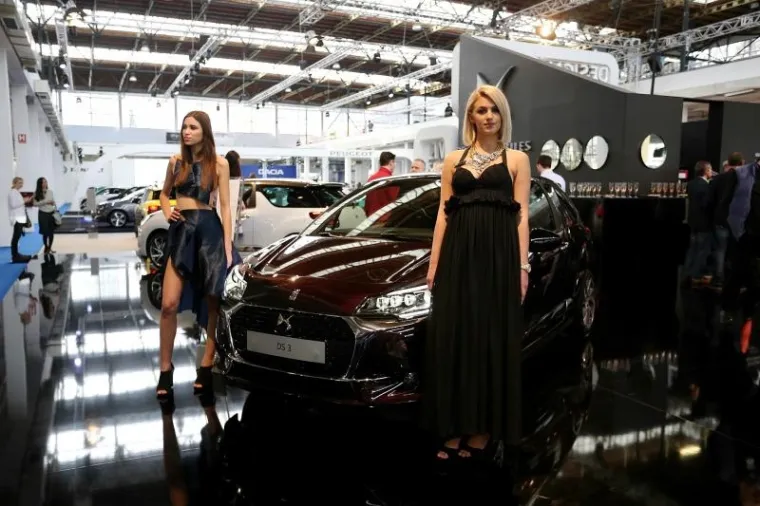 SEKSI STRANA AUTO SHOWA: Pogledajte prekrasne hostese koje će vas dočekati na Velesajmu