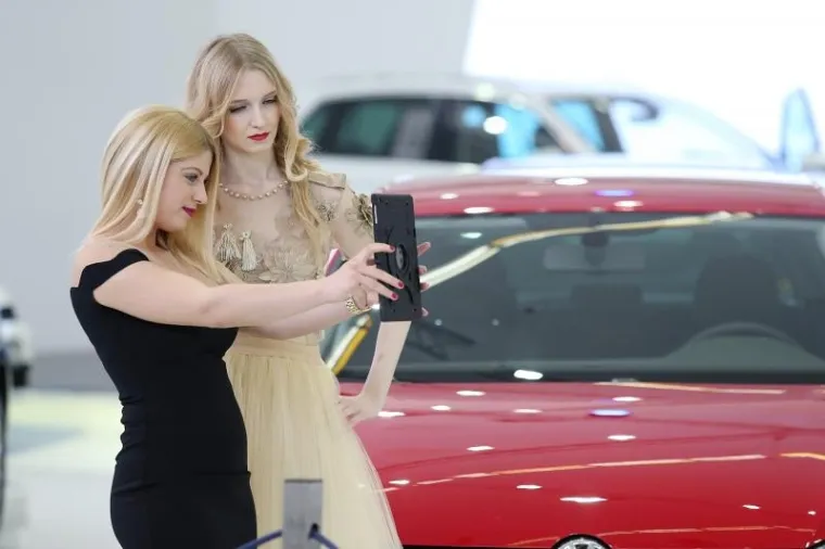 SEKSI STRANA AUTO SHOWA: Pogledajte prekrasne hostese koje će vas dočekati na Velesajmu