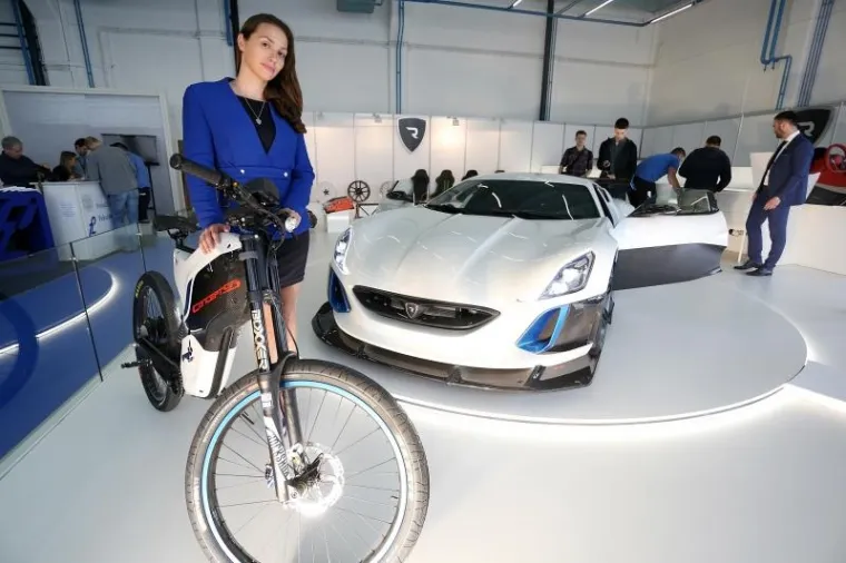 SEKSI STRANA AUTO SHOWA: Pogledajte prekrasne hostese koje će vas dočekati na Velesajmu