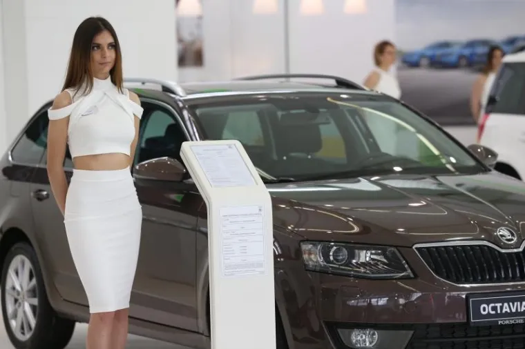 SEKSI STRANA AUTO SHOWA: Pogledajte prekrasne hostese koje će vas dočekati na Velesajmu