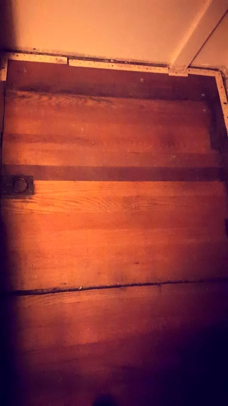 Kada kupujete novi dom, dobro je provjeriti baš svaki kutak. Doduše, ako ste strašljivi, možda je bolje jednostavno živjeti u neznanju... Jedna neustrašiva žena ipak je odlučila istražiti baš sve i pronašla tajni podrum u kojem je bivši vlasnik ostavio brojne tegle kisele zimnice. Njezin jezivi put od pronalaska tajnih vratašca ispod tepiha do unutrašnjosti svakako pogledajte u galeriji.