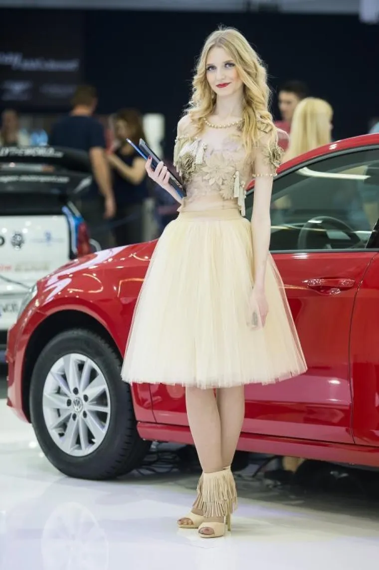 Svečano otvorenje Zagreb Auto Show-a na Zagrebačkom velesajmu. U 14 paviljona i otvorenih prostora posjetitelje očekuju novi modeli, vicepremijere, premijere i 2 koncepta - AUDI e-tron Quattro concept i MAZDA-KOERU - koncept SUV, gospodarski program vozila, tržišni lideri rezervnih dijelova i servisne opreme, leasing kuće te domaća i strana naftna industrija. Kao i svake godine uz automobile stoje atraktivne hostese.