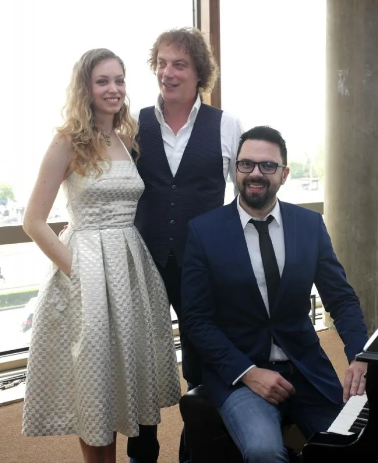 Cijelu je situaciju komentirao je i Tonči Huljić: "Nastavno na aktualnu situaciju i na bezbrojne pozive, mogu reći samo dvije stvari; pod jedan, nadam se da će me i moj sin uskoro iznenaditi jednom ovakvom vije&scaron;ću. A pod dva, mi zaista nismo reality obitelj, ne trudimo se puniti portale i 'maltretirati' javnost svojim privatnim životima. Ne smatramo se ni po čemu posebnima i različitima od ostalih ljudi da bismo u tolikoj mjeri intrigirali javnost. Zato je ovo s moje strane sve &scaron;to mogu i hoću kazati o toj temi, a siguran sam i da dijelim mi&scaron;ljenje sa svima koji su sada dio obitelji", rekao je za Večernji list.