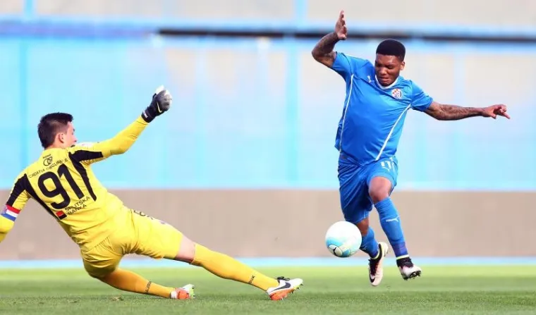 Nogometa&scaron;i Dinama su u uzvratnom dvoboju polufinala Hrvatskog kupa deklasirali Hajduk s 4-0 i plasirali se u finale. Derbi na Maksimiru je odigran pred 10.000 gledatelja.