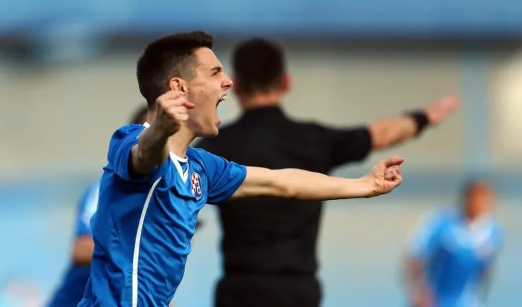 Nogometa&scaron;i Dinama su u uzvratnom dvoboju polufinala Hrvatskog kupa deklasirali Hajduk s 4-0 i plasirali se u finale. Derbi na Maksimiru je odigran pred 10.000 gledatelja.