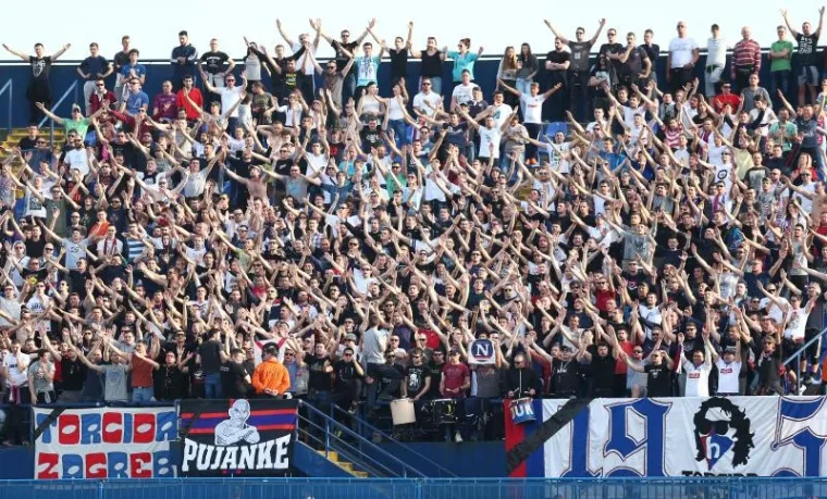 Nogometa&scaron;i Dinama su u uzvratnom dvoboju polufinala Hrvatskog kupa deklasirali Hajduk s 4-0 i plasirali se u finale. Derbi na Maksimiru je odigran pred 10.000 gledatelja.