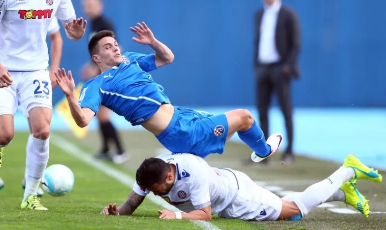 Nogometa&scaron;i Dinama su u uzvratnom dvoboju polufinala Hrvatskog kupa deklasirali Hajduk s 4-0 i plasirali se u finale. Derbi na Maksimiru je odigran pred 10.000 gledatelja.