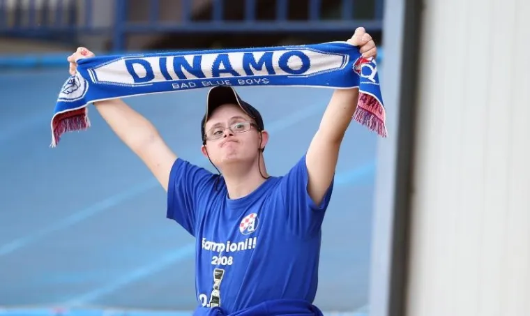 Nogometa&scaron;i Dinama su u uzvratnom dvoboju polufinala Hrvatskog kupa deklasirali Hajduk s 4-0 i plasirali se u finale. Derbi na Maksimiru je odigran pred 10.000 gledatelja.