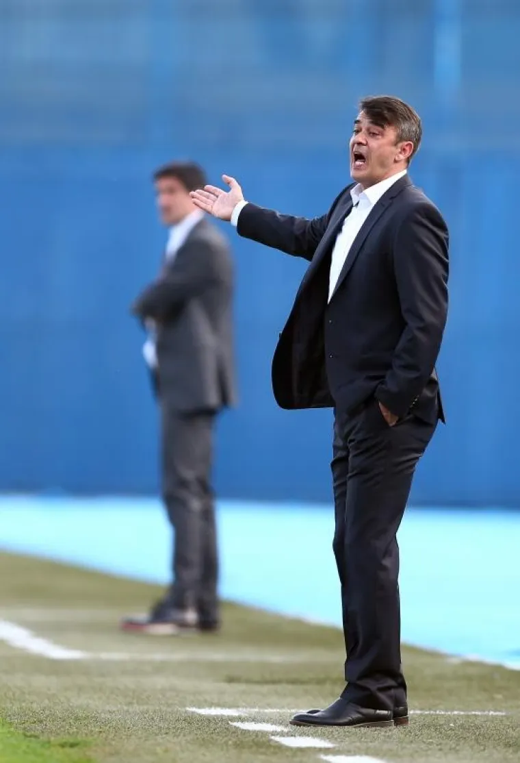 Nogometa&scaron;i Dinama su u uzvratnom dvoboju polufinala Hrvatskog kupa deklasirali Hajduk s 4-0 i plasirali se u finale. Derbi na Maksimiru je odigran pred 10.000 gledatelja.