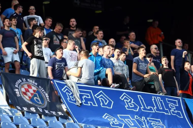 Nogometa&scaron;i Dinama su u uzvratnom dvoboju polufinala Hrvatskog kupa deklasirali Hajduk s 4-0 i plasirali se u finale. Derbi na Maksimiru je odigran pred 10.000 gledatelja.