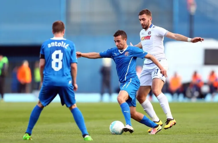 Nogometa&scaron;i Dinama su u uzvratnom dvoboju polufinala Hrvatskog kupa deklasirali Hajduk s 4-0 i plasirali se u finale. Derbi na Maksimiru je odigran pred 10.000 gledatelja.