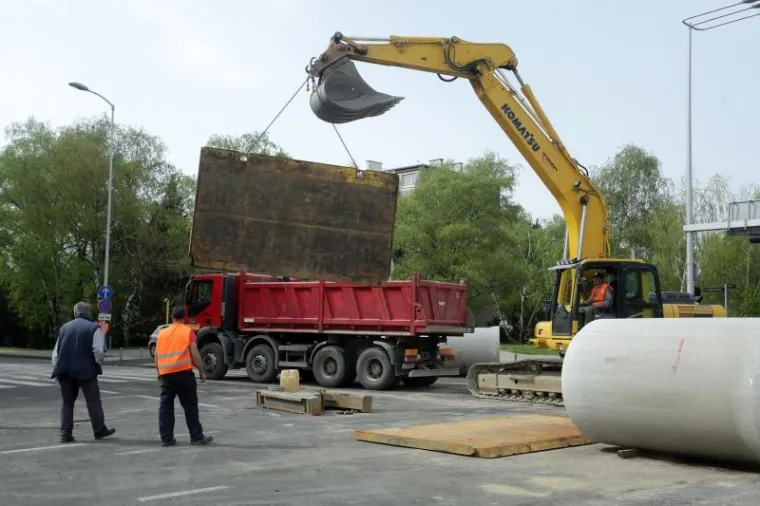 Dva dana nakon &scaron;to je se otvorila rupa na križanju zagrebačke Slavonske avenije i Marohnićeve ulice, radovi jo&scaron; traju. Zbog radova, ba&scaron; kao i tijekom utorka, i danas se stvaraju velike gužve u prometu te se promet odvija jednim trakom.