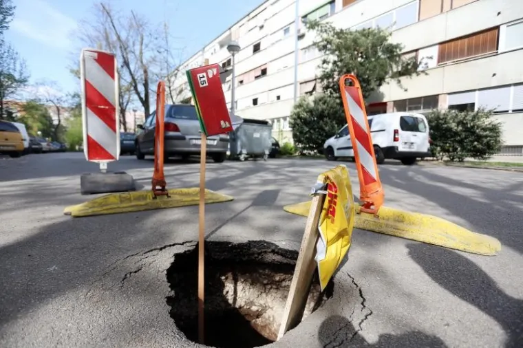 U ulici Vincenta iz Kastva u blizini kućnog broja 11 do&scaron;lo je do uru&scaron;avanja asfalta te stvaranje rupe.