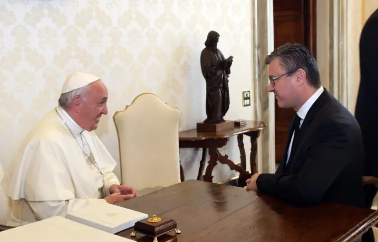 Premijer Tihomir Ore&scaron;ković u službenom je posjetu Vatikanu. Susreo se s papom Franjom.