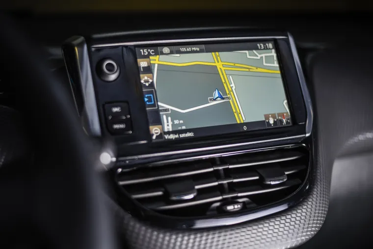 MOĆNI LJEPOTAN: Peugeot 2008 - mali&scaron;an koji juri k'o veliki kad zatreba