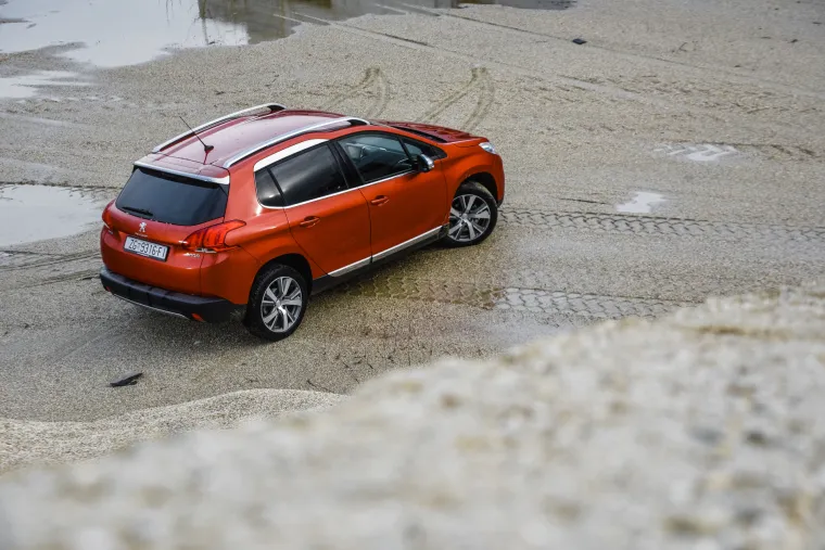 MOĆNI LJEPOTAN: Peugeot 2008 - mali&scaron;an koji juri k'o veliki kad zatreba