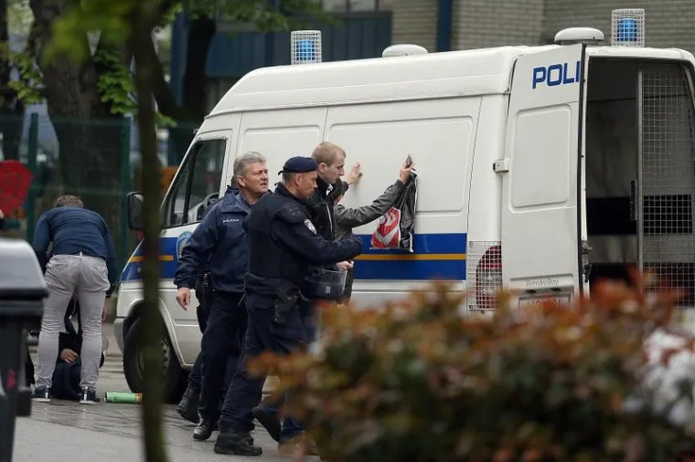 Delije su uhitili i spremili u maricu.