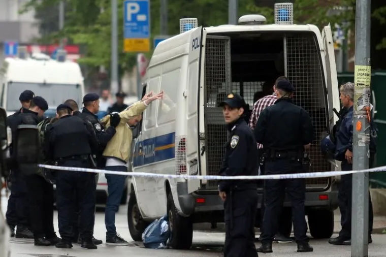 Oni su povukli ručnu koćnicu na vlaku te su pobjegli nakon &scaron;to se vlak zaustavio.