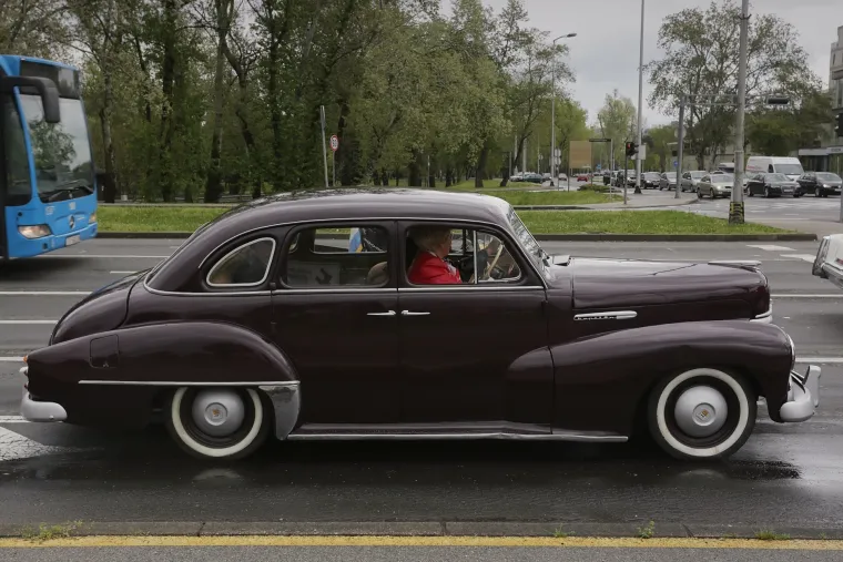 Svečani defile oldtimera na Mostu slobode