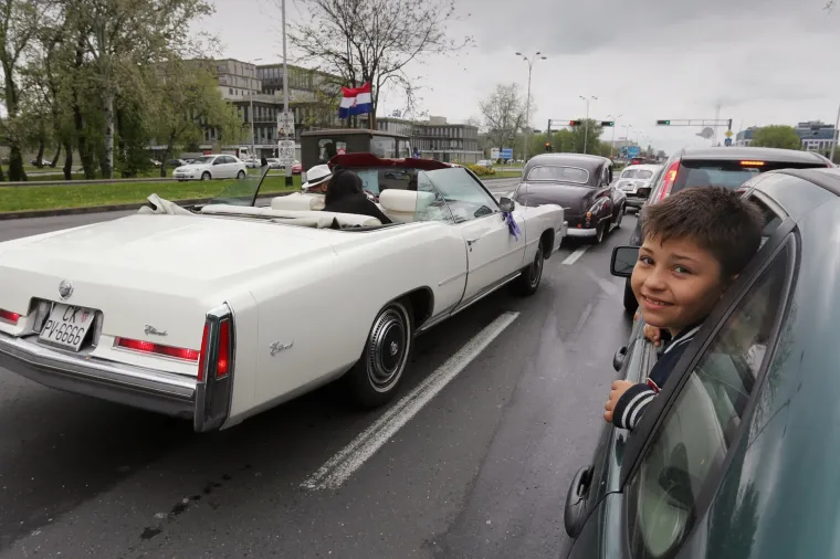 Svečani defile oldtimera na Mostu slobode