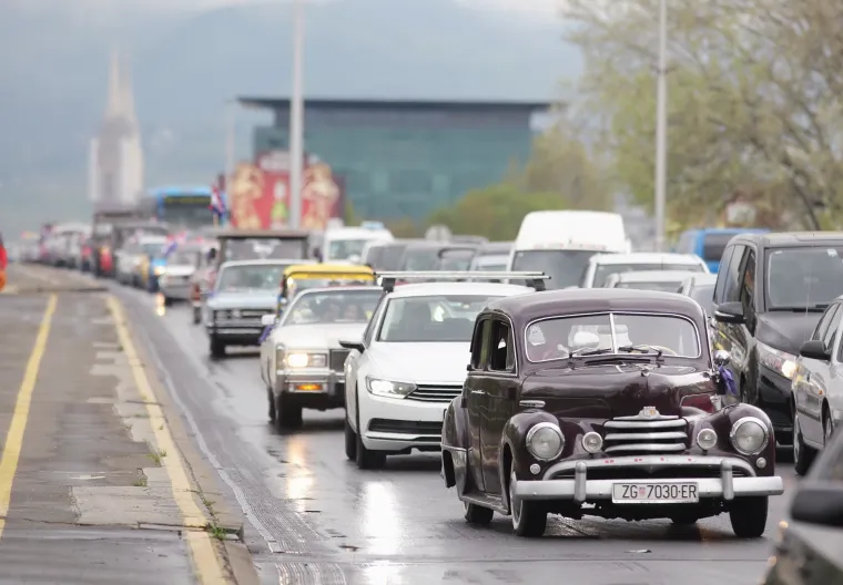 Svečani defile oldtimera na Mostu slobode