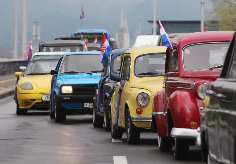 Svečani defile oldtimera na Mostu slobode