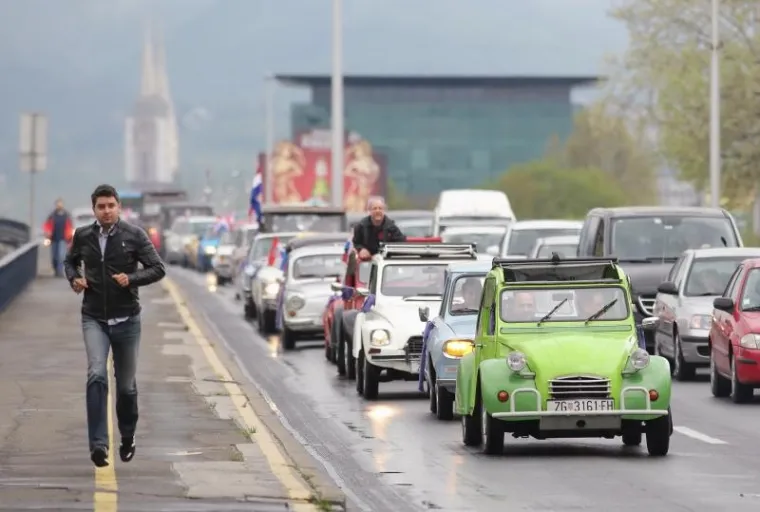 STARI LJEPOTANI: Defile oldtimera po zagrebačkim ulicama