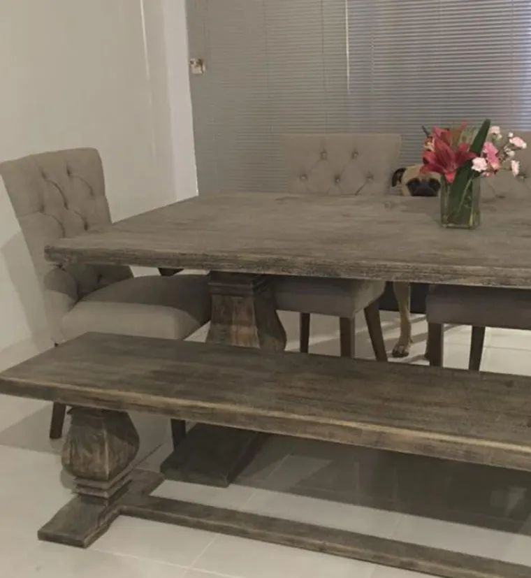 i onda vidim da mu samo glava viri i gleda me"