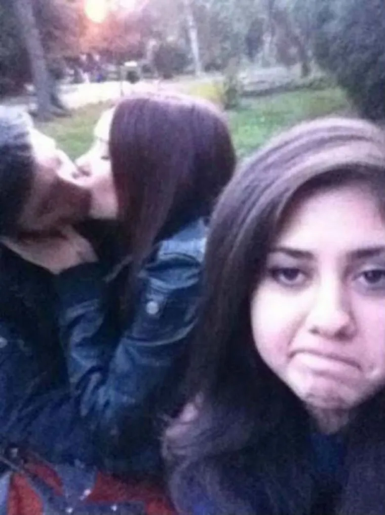 ZAPELI SA ZALJUBLJENIM PRIJATELJIMA: Nama je neugodno gledati, kako je tek njima...