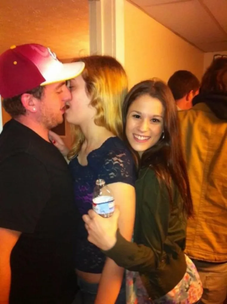 ZAPELI SA ZALJUBLJENIM PRIJATELJIMA: Nama je neugodno gledati, kako je tek njima...