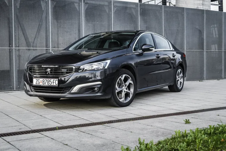 Testni Peugeot je bio pogonjen apsolutno idealno pogođenim 2.0-litrenim turbodizelskim četverocilindričnim BlueHDi motorom sa 16 ventila te automatskim 6-stupanjskim mjenjačem.