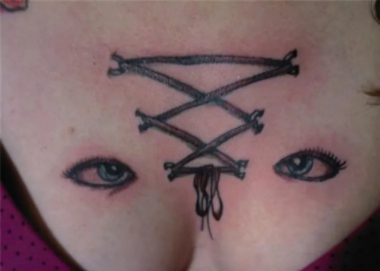 Tetovaže na grudima mogu biti odličan ukras, no ako ba&scaron; nemate ukusa, mogu se pretvoriti u pravu noćnu moru. Neke od primjera tetovaža na grudima koje kao da su ispale iz hororca svakako pogledajte u galeriji.