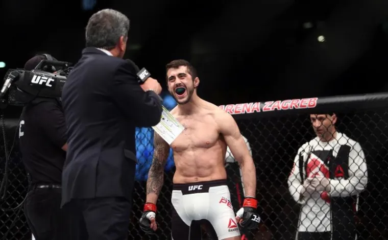 Filip Pejić debitirao je u bantam kategoriji protiv Poljaka Damiana Stasiaka. Borba je na inicijativu poljskog borca vrlo brzo prebačena u parter, Pejić se uspio izvući iz te&scaron;ke situacije i ponovno osoviti, no u drugom poku&scaron;aju Stasiak je do&scaron;ao u dominantan položaj i gu&scaron;enjem odnio pobjedu u prvoj rundi.