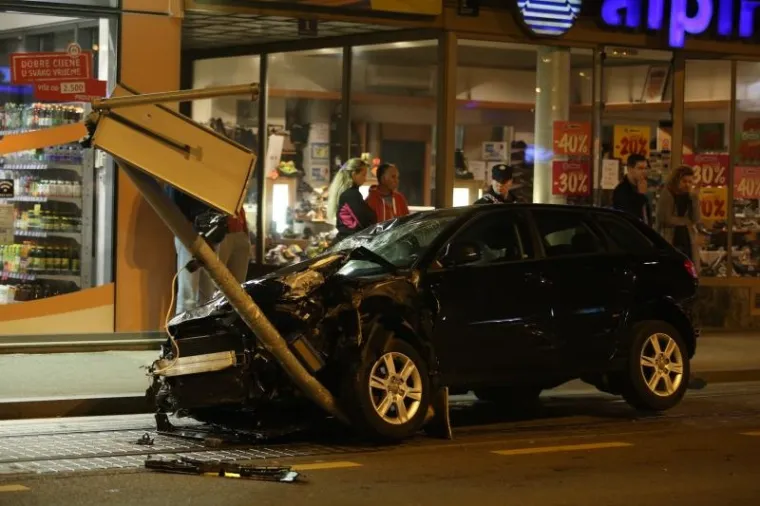 Vozač Audija usmrtio ženu i teško ozljedio dvoje pješaka