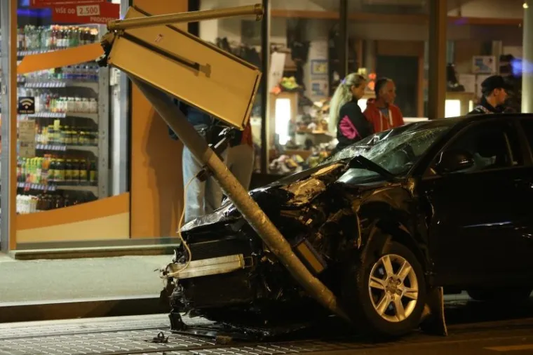 Vozač Audija usmrtio ženu i teško ozljedio dvoje pješaka