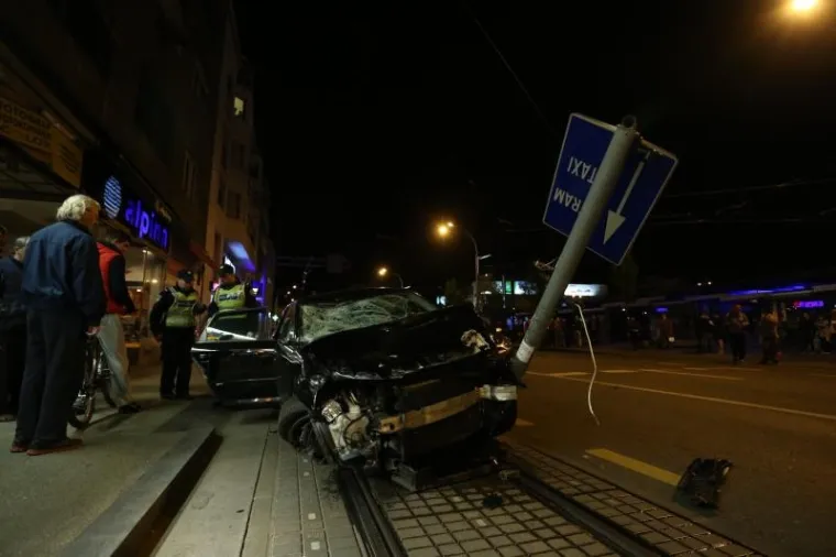 U teškoj prometnoj nesreći kod Kvaternikovog trga poginula je 61-godišnja žena, a dvoje ljudi je ozlijeđeno. Prema prvim informacijama, vozač Audija A3, dolazeći Maksimirskom cestom pri velikoj brzini pokupio je nekoliko metalnih stupića, udario u semafor i naletio na više pješaka. Vozač je nakon nesreće pokušao pobjeći, ali su ga u obližnjoj ulici u tome spriječila dvojica mladića.