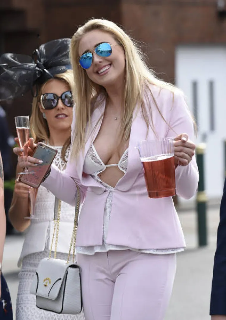 U sklopu najveće konjičke priredbe u Velikoj Britaniji organizira se i Dan dama na kojem se bira najelegantnija posjetiteljica konjičkog spektakla. No, izgleda da tamo ba&scaron; nema puno dama...