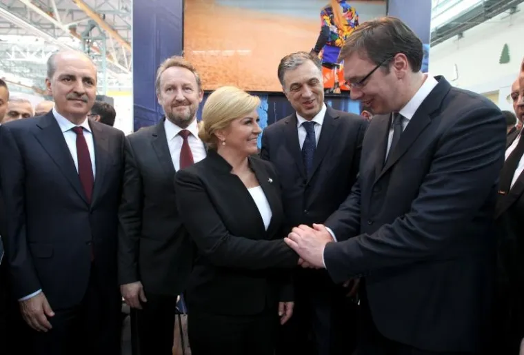 Svečano otvaranje Međunarodnog mostarskog sajma gospodarstva. Na otvaranju su bili nazočni predsjednica RH Kolinda Grabar Kitarović, premijer RS Aleksandar Vučić, predsjednik CG Filip Vujanović i članovi Predsjedništva BiH Dragan Čović, Mladen Ivanić i Bakir Izetbegović.