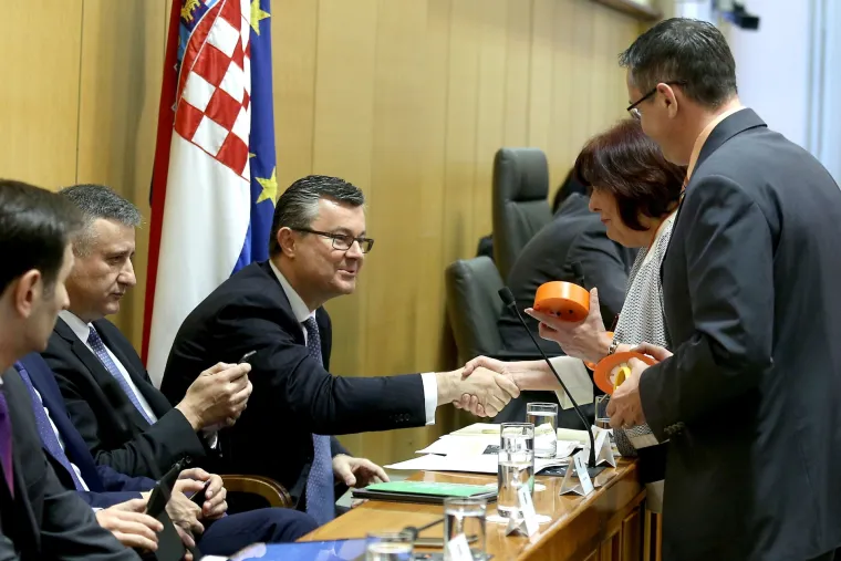 HNS-ovci pozivaju Vladu da se probudi: premijeru i potpredsjednicima pokonili budilice