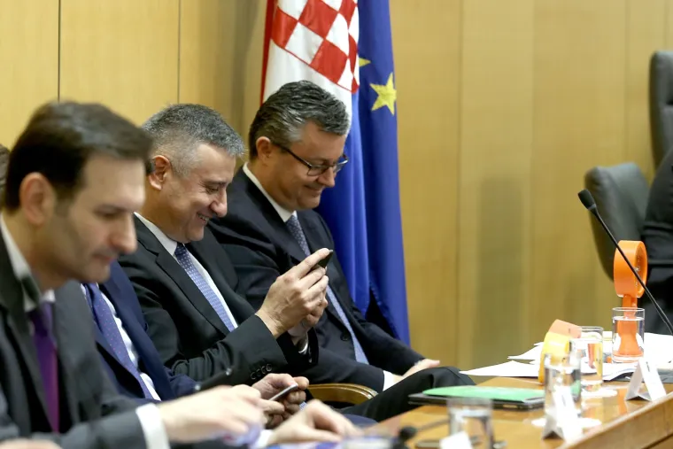 HNS-ovci pozivaju Vladu da se probudi: premijeru i potpredsjednicima pokonili budilice